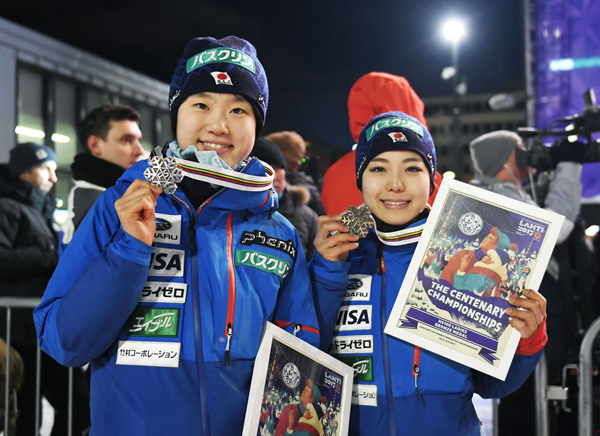 世界選手権では伊藤有希（左）が銀、高梨沙羅が銅メダルを獲得（Ｃ）共同通信社