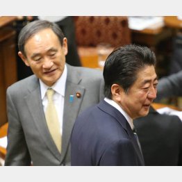 安倍首相（右）と菅官房長官／（Ｃ）日刊ゲンダイ