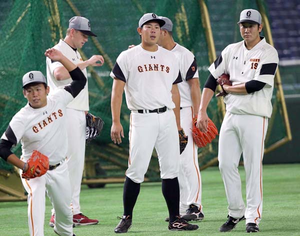 練習する投手陣（左から、田口、マシソン、山口俊、菅野）／（Ｃ）日刊ゲンダイ