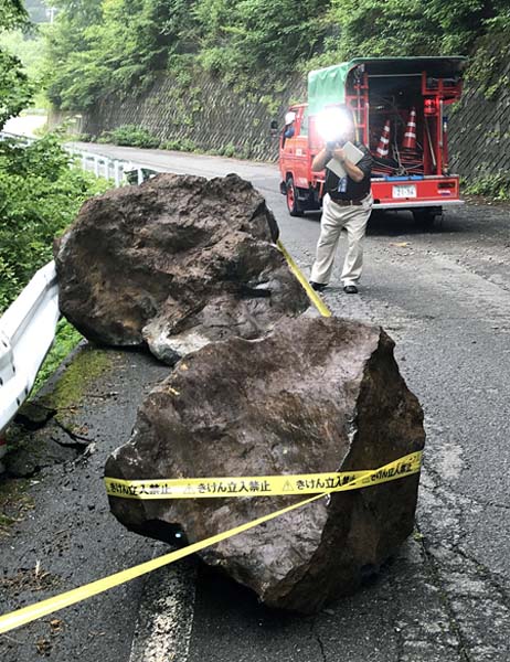 長野県王滝村では巨大な岩が落下（Ｃ）共同通信社