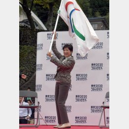 奥多摩で旗を振る小池知事（Ｃ）日刊ゲンダイ