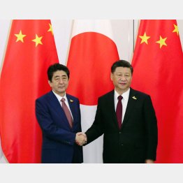 習主席（右）と安倍首相／（Ｃ）共同通信社