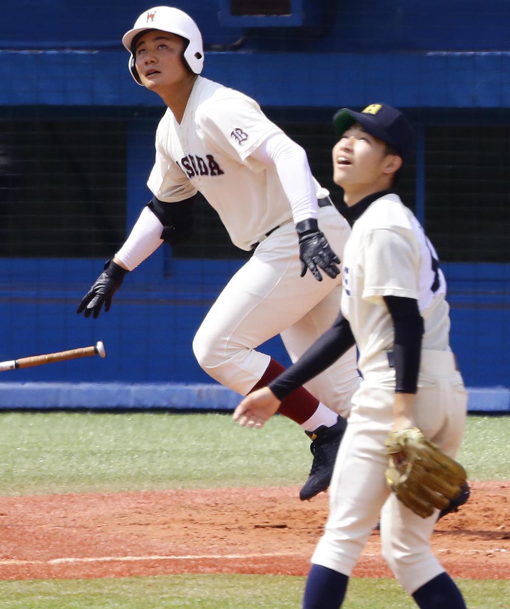 三回表に本塁打を放ち西東京大会で８強入り（Ｃ）日刊ゲンダイ