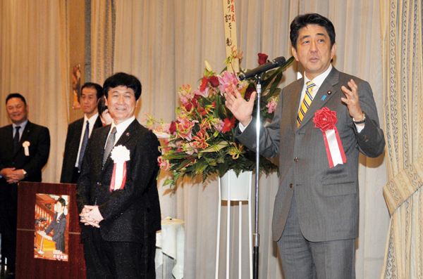 １２年、木村議員（左）のパーティーであいさつする安倍首相／（Ｃ）日刊ゲンダイ