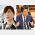 ２８日、辞任会見をする稲田防衛相（右は国会で答弁する安倍首相）／（Ｃ）日刊ゲンダイ