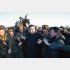 軍関係者に囲まれる金正恩（Ｃ）共同通信社