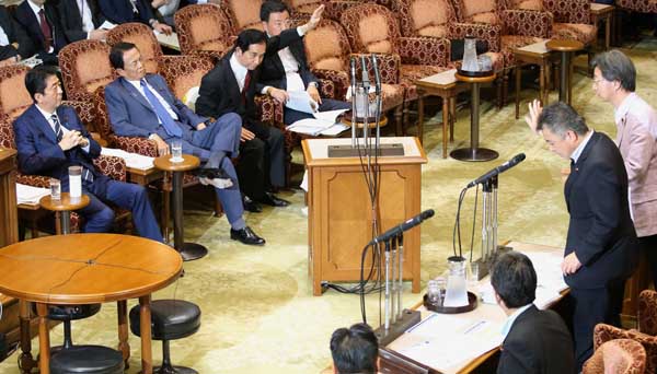 ７月２５日の参院予算委で安倍首相に質問する桜井議員（Ｃ）日刊ゲンダイ