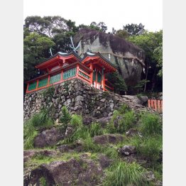 ゴトビキ岩と神倉神社（提供写真）