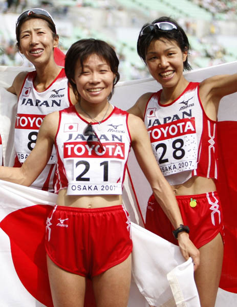 ０７年世陸女子マラソンは団体で銅メダル（左から３位の土佐礼子、６位の嶋原、２３位の橋本康子＝記録は１４位の小崎まりまでの３人）／（Ｃ）共同通信社