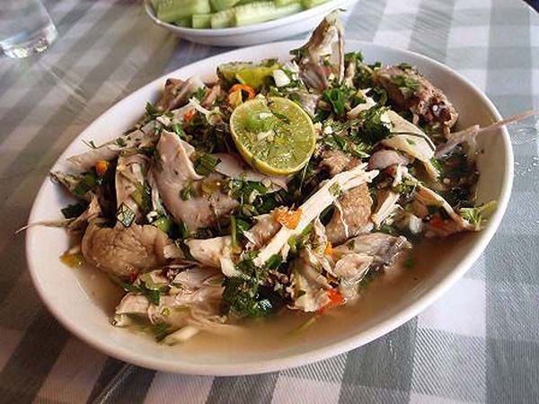 雲南省西双版納タイ族の「檸檬鳥」ライム、生唐辛子、ハーブで味付けした茹で鶏　(酒徒さん提供)　