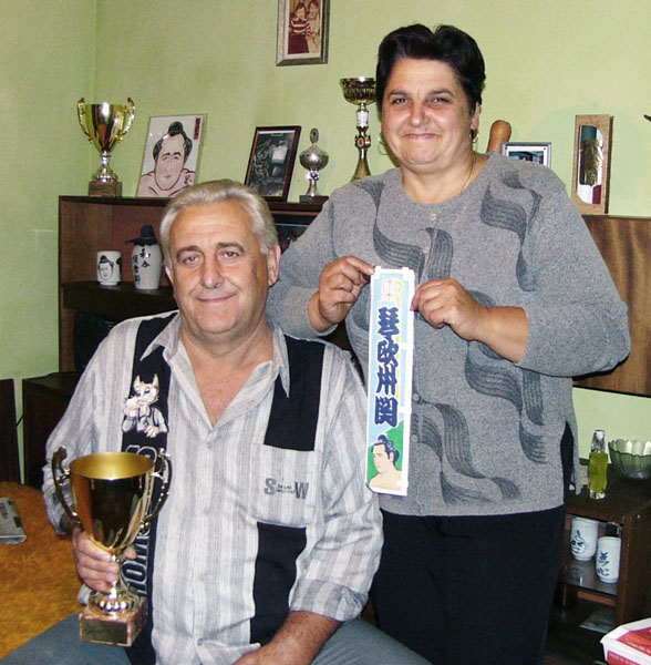 父ステファンさん（左）と母ツェッツァさん（Ｃ）共同通信社