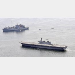 初の米艦防護（海上自衛隊の護衛艦「いずも」＝手前、左上は停泊中の米海軍補給艦）／（Ｃ）共同通信社