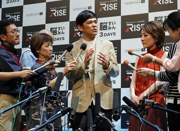 イベントで登壇したますだおかだの岡田圭右、右は西川史子（Ｃ）日刊ゲンダイ