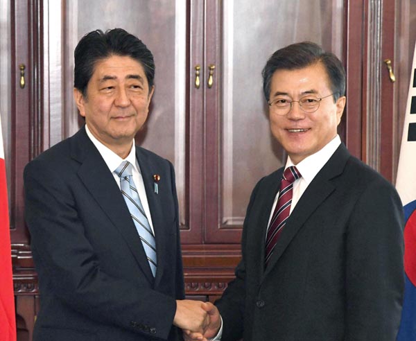 「圧力」に効果ナシ（安倍首相と握手する韓国の文在寅大統領）／（Ｃ）共同通信社