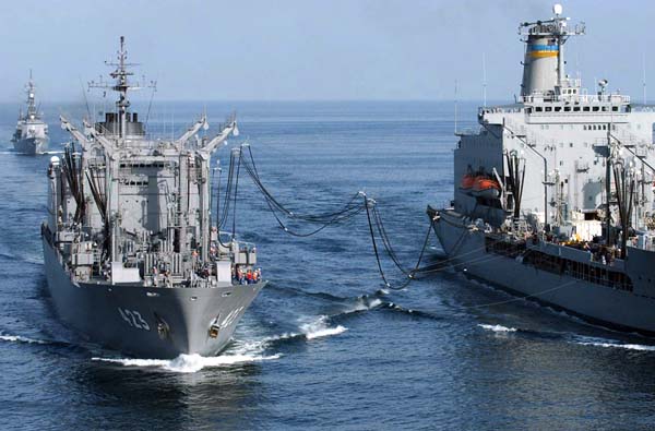 ０３年、テロ特措法に基づき米艦船（右）に洋上給油する海上自衛隊の補給艦「ときわ」（Ｃ）共同通信社