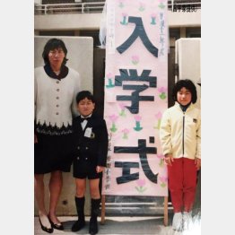 小学校の入学式に母・直美さんと姉・楓さんと（昌子家提供）