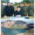 笑ってる場合じゃない（写真下は白頭山の天池）／（Ｃ）共同通信社