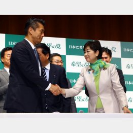 「希望の党」結党大会で握手をする小池代表と細野氏／（Ｃ）日刊ゲンダイ
