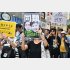 反安倍・反小池デモに参加する人々（Ｃ）日刊ゲンダイ