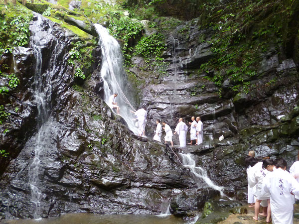 犬鳴山七宝瀧寺での修験体験（提供写真）