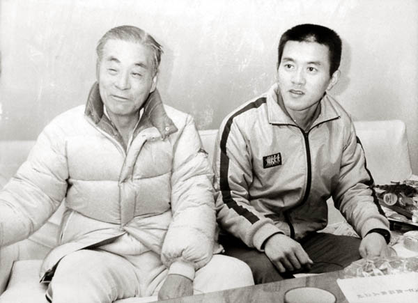 瀬古の監督だった中村さん（左）に呼ばれて…（Ｃ）日刊ゲンダイ
