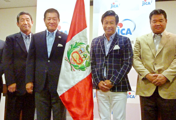 「野球伝道師」として南米ペルーに赴く原前監督（中央左）と巨人ＯＢの宮本氏（同右）／（Ｃ）共同通信社