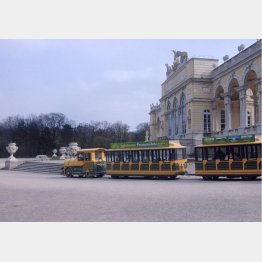 ウィーンのシェーンブルン宮殿の庭園内を走る「パノラマバーン」（Ｃ）共同通信社