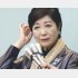 フランス出発を前に報道陣の取材に応じた小池知事（Ｃ）日刊ゲンダイ