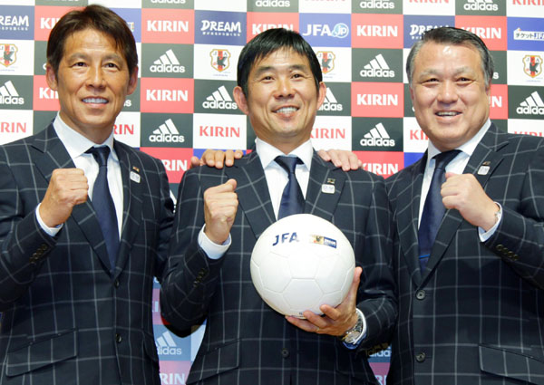 （左から）西野強化委員長、森保監督、田嶋幸三日本サッカー協会会長（Ｃ）日刊ゲンダイ