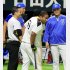 日本シリーズで筒香らと談笑するデスパイネと青木通訳（左）／（Ｃ）日刊ゲンダイ