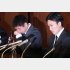 闇カジノ騒動会見で号泣する田児（左）とうつむく桃田（Ｃ）日刊ゲンダイ