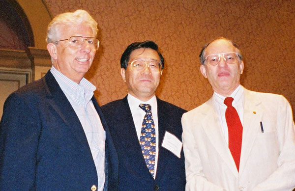 海外の研究者と東京で（１９９７年）／（提供写真）