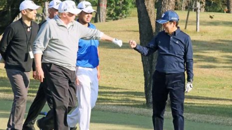 ゴルフで転倒 衝撃映像で露呈した安倍首相の“体調悪化説”