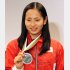 帰国会見で銀メダルを見せる岸彩乃（Ｃ）日刊ゲンダイ