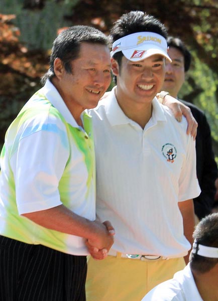 ２０１３年の「つるやオープンゴルフ」でプロ初勝利を挙げ、大会初日にエージシュートを達成した尾崎（左）から祝福される松山／（Ｃ）日刊ゲンダイ