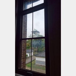 80年前から使われている窓と天守閣（MIRAIZA OSAKA-JO ミライザ大阪城）／（Ｃ）日刊ゲンダイ