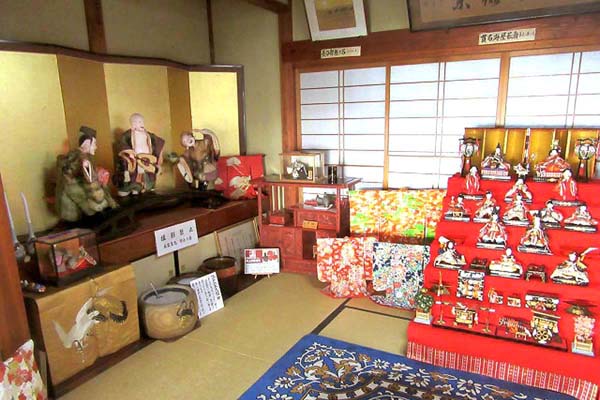 新潟県村上市では春は各戸がひな人形を公開（提供写真）