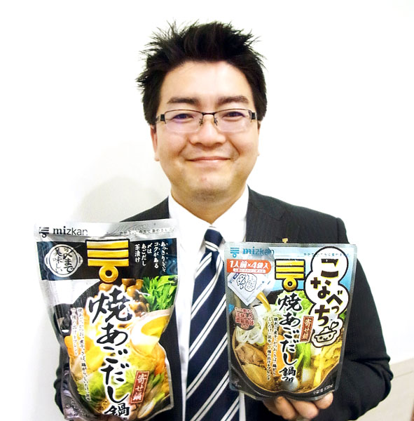 「〆まで美味しい」鍋つゆシリーズを手にＭＤ本部商品企画部の森田さん（Ｃ）日刊ゲンダイ
