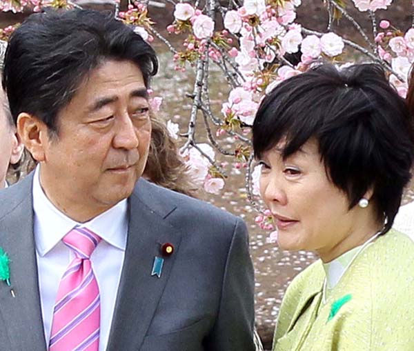 「桜を見る会」での安倍首相夫妻（Ｃ）日刊ゲンダイ