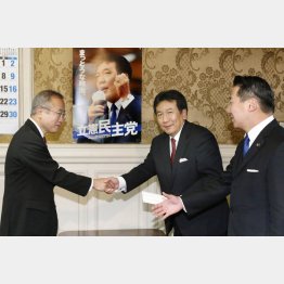 有田芳生参院議員（左）が立憲に入党届を提出（Ｃ）共同通信社
