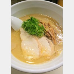 「らーめん れんげ」の鶏白湯醤油ラーメン／（Ｃ）日刊ゲンダイ