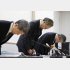 頭を下げる阪大の小林伝司副学長（央）ら／（Ｃ）共同通信社