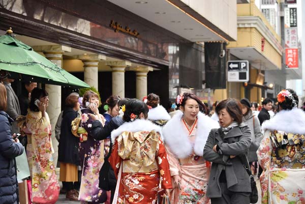 「はれのひ」が着付け会場として予定していた横浜市港北区のホテル前に集まる新成人ら（Ｃ）共同通信社