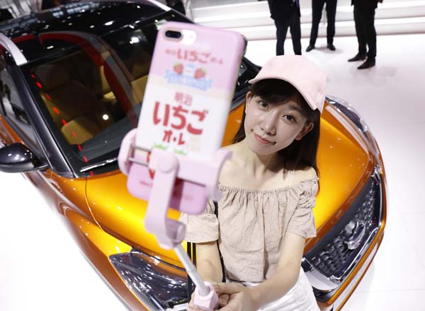 上海国際モーターショーで生中継する中国ネットアイドルの陳瀟さん（Ｃ）共同通信社