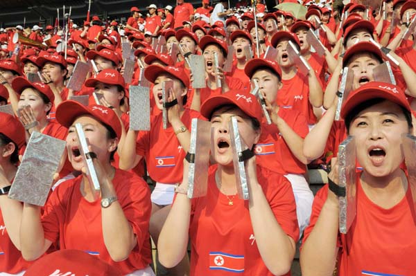 サッカーＷ杯アジア２次予選で声援を送る北朝鮮の女性応援団（Ｃ）共同通信社