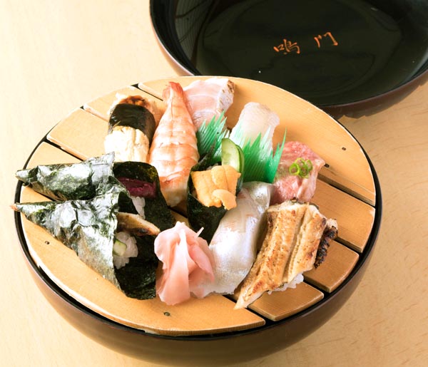 新鮮な魚介を用いた「大名寿司」／（Ｃ）日刊ゲンダイ