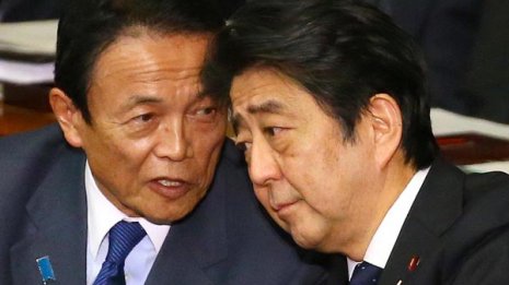 安倍首相を裏切るか 岸田氏と接近する麻生財務相の思惑
