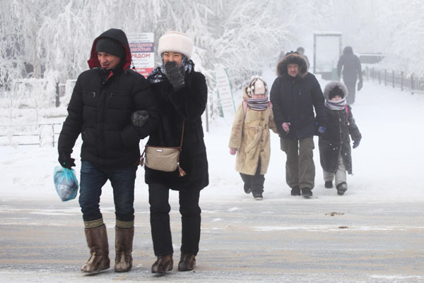 極寒の中、笑顔で歩く人々（ロシア・サハ共和国）／（Ｃ）タス＝共同