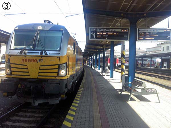 切符は町の代理店で購入。機関車も客車もハデな黄色だった（チェコに向かうレギオジェットの列車）／（提供写真）