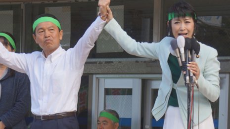 激戦の名護市長選 自民応援議員が「ゴミ袋」批判の珍光景